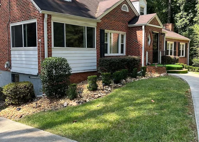 New Quiet Intwn Apt With Private Entry, Bath & Patio