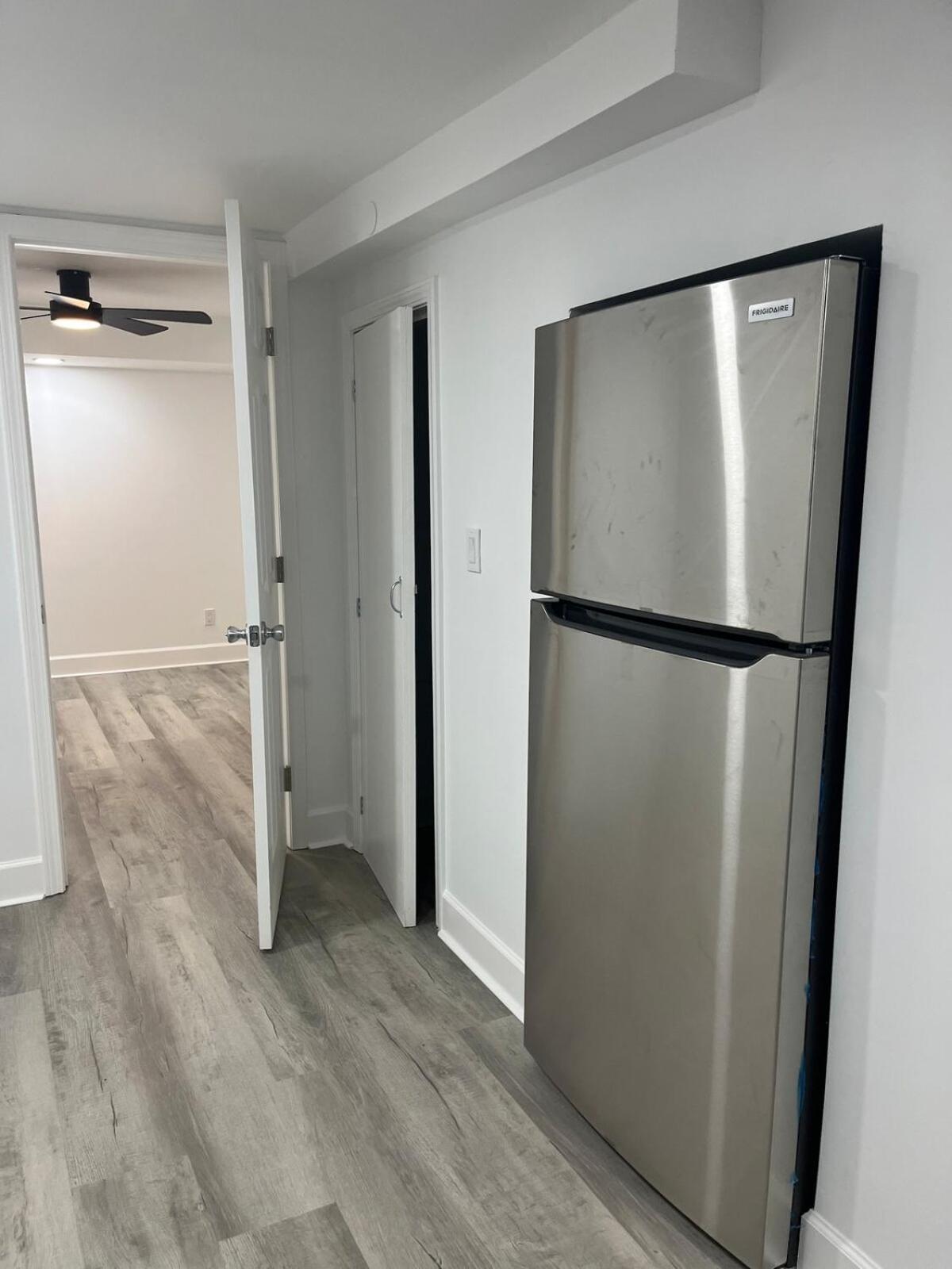New Quiet Intwn With Private Entry, Bath & Patio Apartment