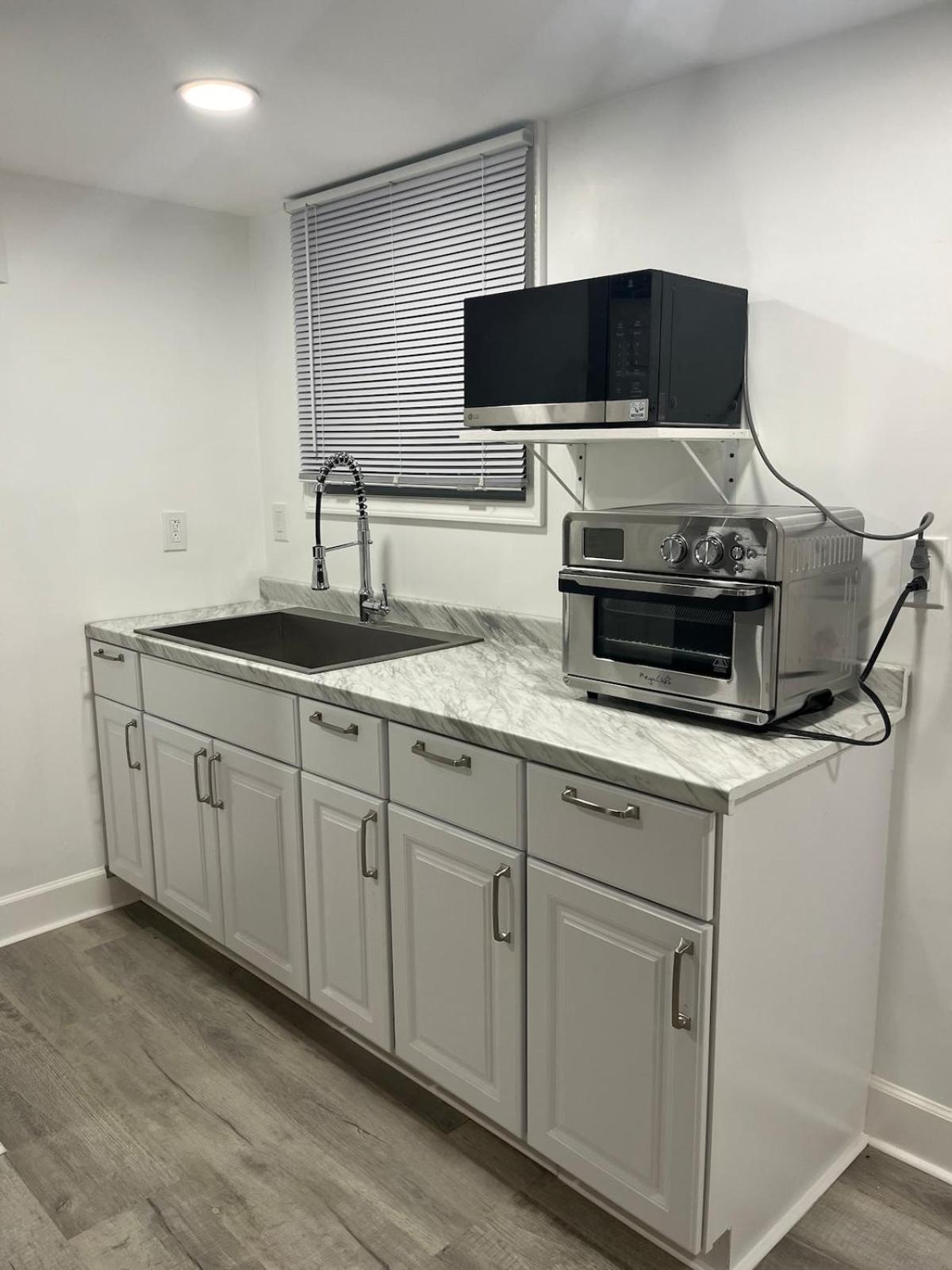 New Quiet Intwn With Private Entry, Bath & Patio Apartment