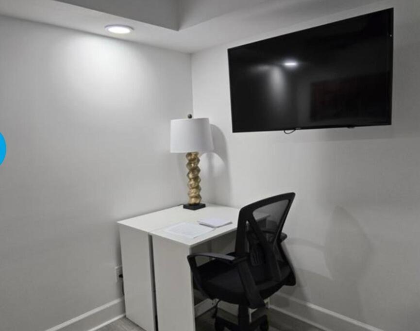 Apartment New Quiet Intwn With Private Entry, Bath & Patio *