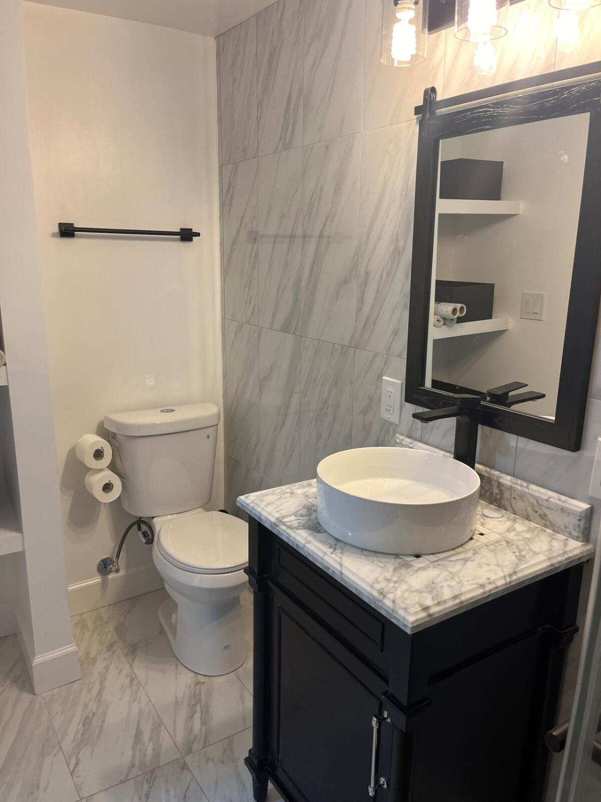 New Quiet Intwn With Private Entry, Bath & Patio