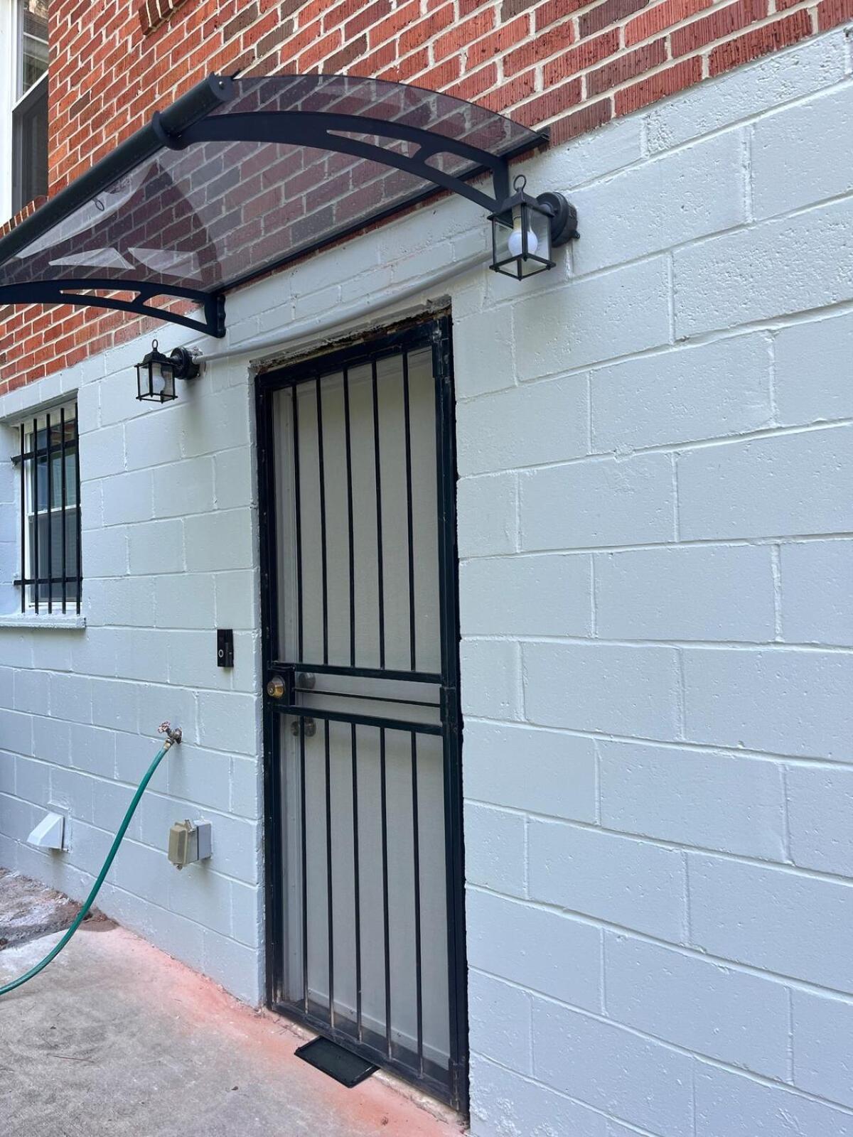 New Quiet Intwn With Private Entry, Bath & Patio Apartment *