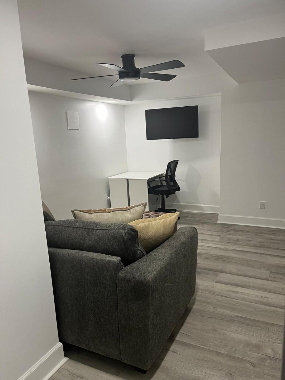 New Quiet Intwn With Private Entry, Bath & Patio