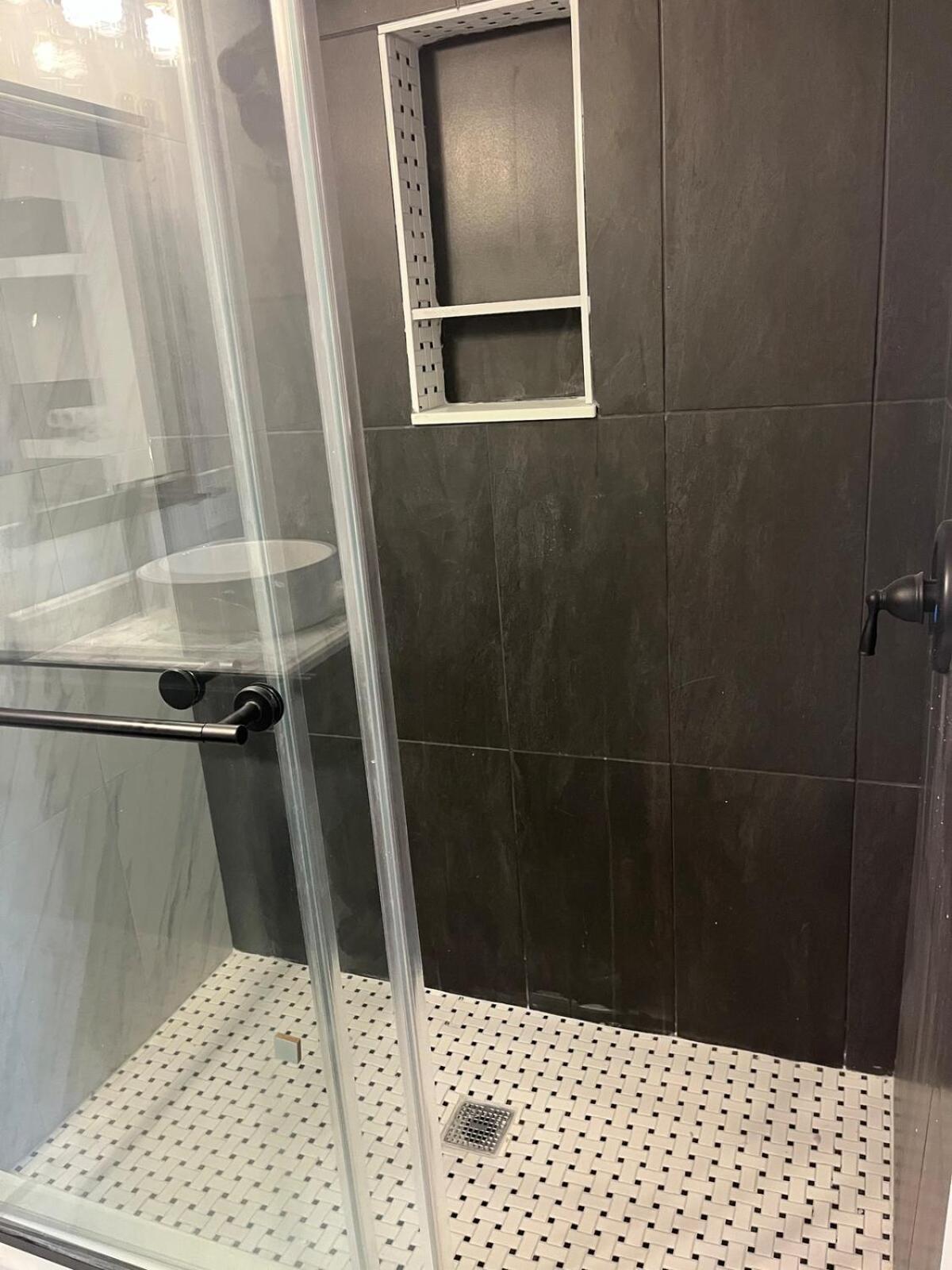 New Quiet Intwn With Private Entry, Bath & Patio